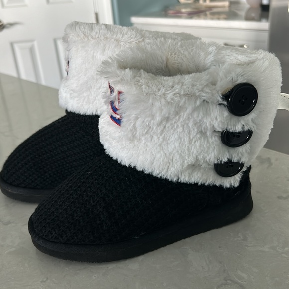 NY Giants Slippers by Forever Collectibles - Picture 3 of 10